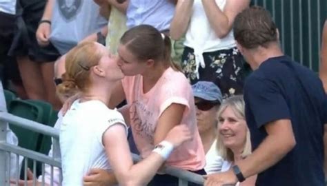 Greet minnen made the headlines in the 2019 wta 125k tour after her facing her life partner alison van uytvanck. Alison Van Uytvanck's kiss to Wimbledon's girlfriend ...