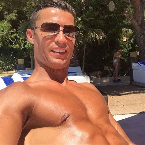 Find the perfect cristiano ronaldo junior stock photos and editorial news pictures from getty images. Cristiano Ronaldo's Six-Pack Leads This Weekend's Hottest ...