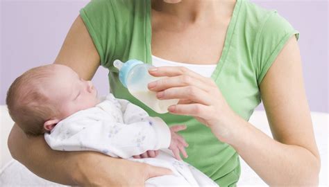 At about 2 months of age, babies usually take 4 to 5 ounces per feeding every 3 to 4 hours. How Many Ounces Does a Newborn Eat in 24 Hours? | How To Adult