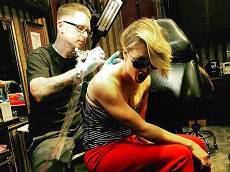 ) geboren te camarillo, california, usa. Kaley Cuoco: 'You Should Think Twice About Tattoos' | Look