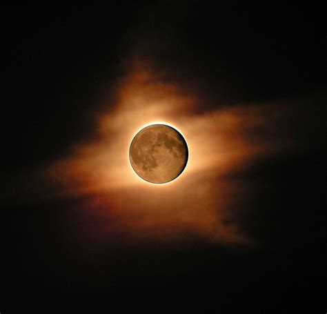 Im augugst gibt es sowohl neumond als auch vollmond, für exkate mondphase finden sie auf folgende. Fast-Vollmond August 2011 - Bild / Kunst von Robert Wolter ...