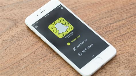 سناب شات snapchat هو برنامج يجعلك على إتصال مع أصدقائك وعائلتك عن طريق الصور التي تشاركها لثوني عديدة ثم تختفي للأبد، ويوفر لك أيضاً تواصل اجتماعي ودردشة ومكالمات. سناب شات يطمئن مستخدميه بعد عطل مفاجئ | قناة الغد