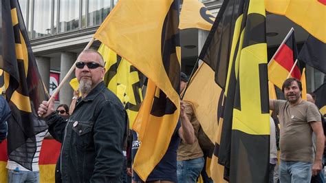 Sind die „identitären nur feige spießer oder stellen sie eine bedrohung dar? Aufmarsch der völkisch-nationalistischen "Identitären ...