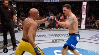 Silva's leg broke in a very similar manner and created an equally disturbing mixed martial arts highlight. Visão de Mercado: MMA - Resumo de 2013, Antevisão de 2014