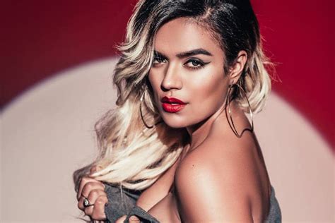 Escucha / stream bichota on your favorite platform: Karol G causa sensación al bailar reguetón frente al ...