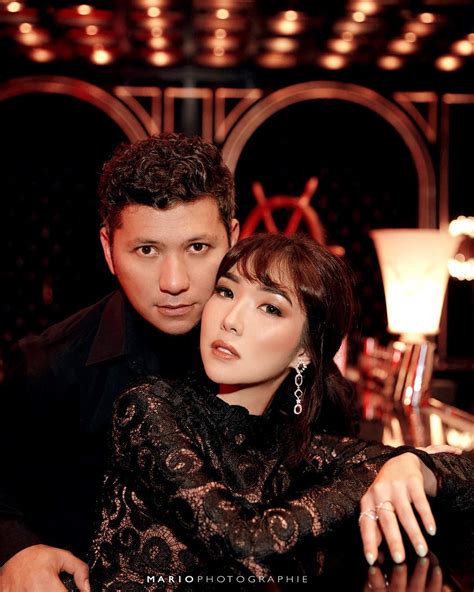FOTO: Kemesraan Gading Marten & Gisella Anastasia, Pemotretan dalam Balutan Gaun Super Seksi