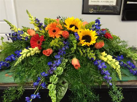 ¡ramos hechos a mano y entregados por tu florista local! Hartman's Flowers, Maryville, TN hartmansflowers.com ...