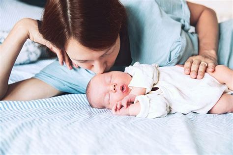 The room should be warm and free from draught of air as a wet baby can easily. How Long Should I Let My Newborn Sleep Between Feeds ...