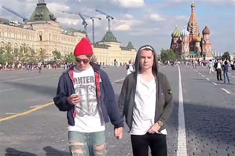 Casting two hot russians part 1 10 min. This is what happens when two men hold hands in Russia ...