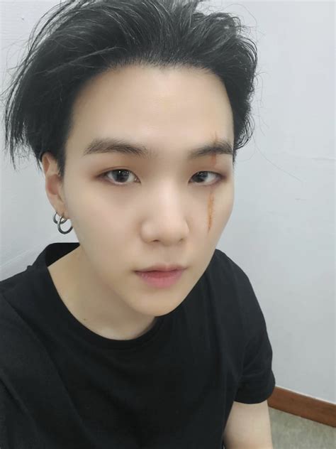 Suga sangat manis. kata seorang penggemar. Yoongi ️ em 2020 | Foto suga, Imagens bts, Fotos do suga