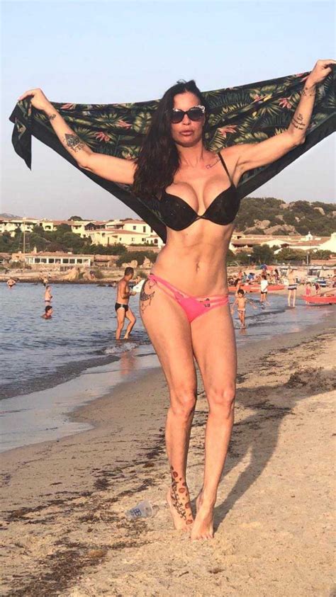 Antonella mosetti #antonellamosetti #beachwear #bikini #salento #model #shooting #summer19 #priger marco skino 🇮🇹 🇪🇺 #facciamorete @mpskino. Antonella Mosetti si è rasata i capelli da vera gabber- la ...