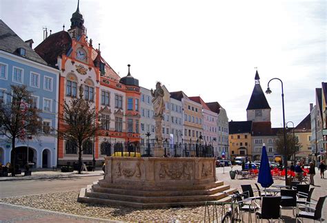 Der grenzübergang braunau/simbach (d) ist für busse nur über die altheimer. File:Stadtplatz Braunau am Inn.jpg - Wikimedia Commons