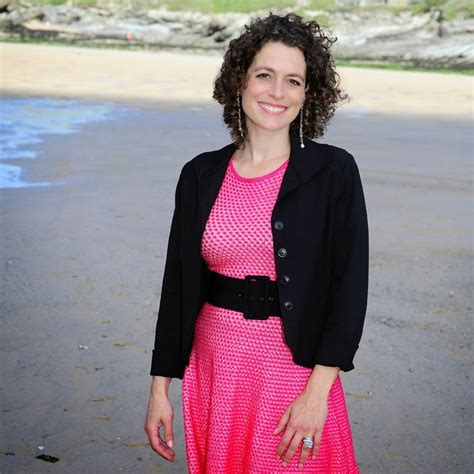 Alex polizzi shows off her amazing legs in a red split dress! Mode Amplitude - Fashion & Culture: Alex Polizzi