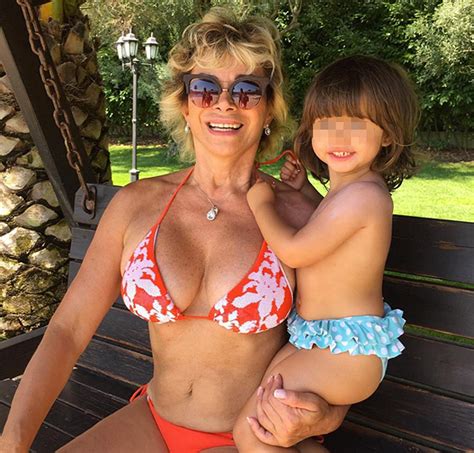 She has been married to enzo paolo turchi since june 26, 1987. Carmen Russo a 56 anni mamma felice in vacanza | Pagina 6