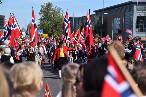 A parade on the 17th of may (constitution day of norway). Tidenes 17. mai-tog i Re: - Det ble en kjempesuksess ...