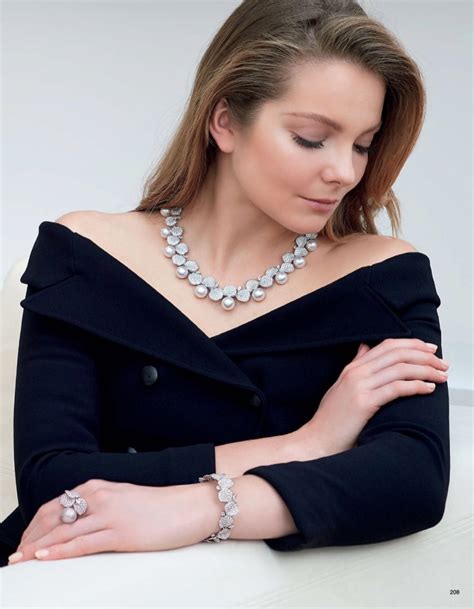 Sütő enikő hatalmas változáson ment keresztül az utóbbi időben. Eniko Mihalik Charms in Mikimoto Pearls for Vogue Japan | Fashion Gone Rogue