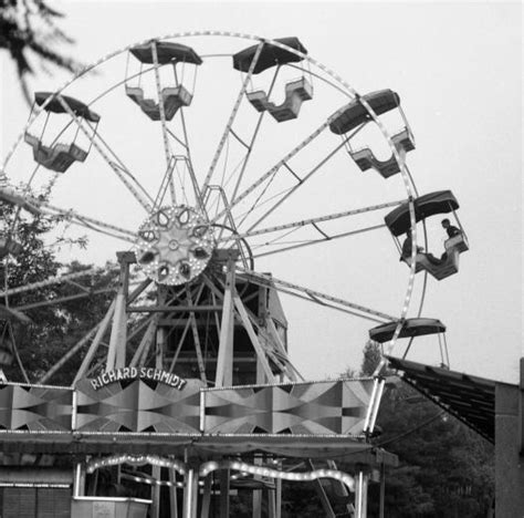 Fun house karnevál illusztráció, körhinta vidámpark, boldog vidámpark, szórakoztatás, szórakoztató létesítmények png. Magyar Nemzeti Digitális Archívum • Itt a Vidámpark ...