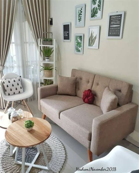 Penasaran dengan ruang tamu yang lagi tren? ruang tamu kecil sederhana minimalis dengan single sofa di ...