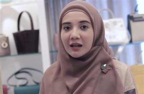 Lewat akun instagramnya, desainer busana muslim ini cukup sering memperlihatkan gaya outfit of the day (ootd) yang kompak antara dirinya dengan sang putra. Foto Zaskia Sungkar Terbaru - Gambar Kelabu
