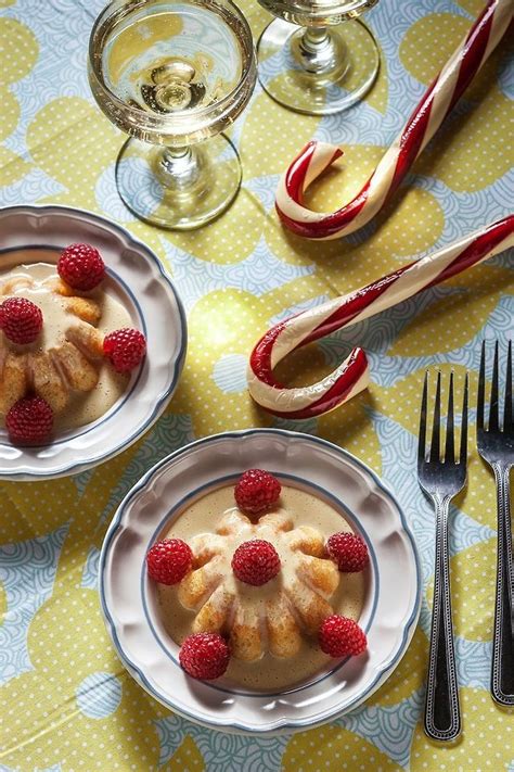 De kastart is duidelijk een fabriekje, maar dat is hier niet negatief. Bourbon Custard Sauce - Recipe from December 1972 | Custard sauce, Food