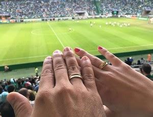 O clube usou apenas nove das. Casal fica noivo no intervalo de Palmeiras x Corinthians, na arena