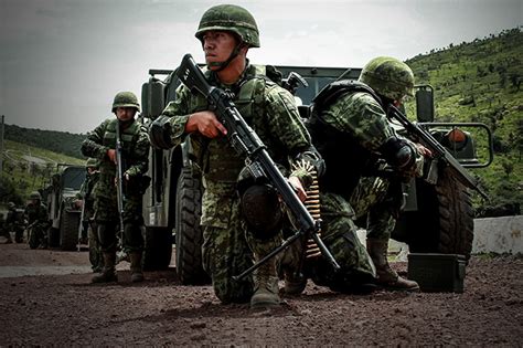 Meaning of ejército in spanish 4gran unidad integrada por varios cuerpos de ejército y sus servicios complementarios y destinada a combatir en una guerra. Ordena AMLO al ejército atender seguridad pública