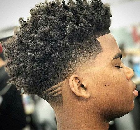 Coupe avec inspiration rockabilly rétro revisitée pour cheveux bouclés. 23 Bouclés Coiffures pour les Hommes Noirs | Coupe de cheveux, Coiffure et Coiffure homme