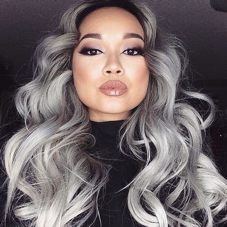 Many beauty supply stores have hair swatches to help you choose the appropriate color. Grijs haar verven