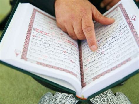 Memegang al qur'an tanpa wudhu boleh dilakukan anak kecil yang belum baligh sebab akan sulit jika membiasakan anak belajar namun terus disuruh jika dengan sengaja memegang al qur'an tanpa wudhu padahal wudhu mudah baginya dan ia berniat menyepelekan maka baginya dosa sebab ia. Baca Al-Quran Tanpa Tahu Artinya, Apakah Tetap Dapat Pahala?