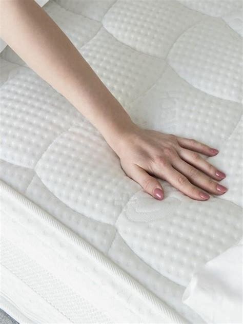 Matratze reinigen matratzenreinigung mit hausmitteln matratze mit natron reinigen flecken aus matratze entfernen so geht's! Matratze reinigen | Westwing