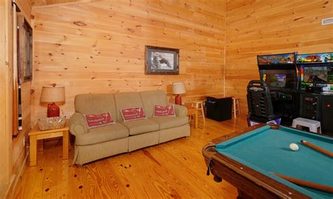 From private indoor pools, incredible home theaters, and rec rooms loaded with game tables to fully equipped kitchens, spacious decks with hot tubs, and stunning. Pigeon Forge Cabins - Splish Splash