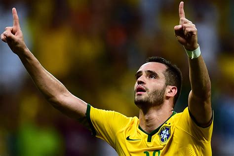 Born 8 february 1988), is a brazilian professional footballer who plays as a midfielder for chinese club beijing guoan and the brazil national team. Rio-2016: Renato Augusto e Walace são convocados | VEJA