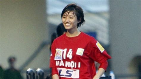 黄色 壁 女の子 女性 流行に敏感な 人. 越女子サッカー界のシンデレラガール スポーツ - VIETJO ...