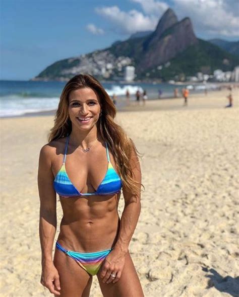 Jade barbosa's age is 29. Jade Barbosa exibe abdômen superdefinido em dia de praia ...