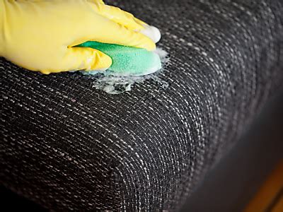 Mit diesen hausmitteln bekämpfen sie jeden fleck! Polstermöbel Pflege: Bloß nicht rubbeln um die ...