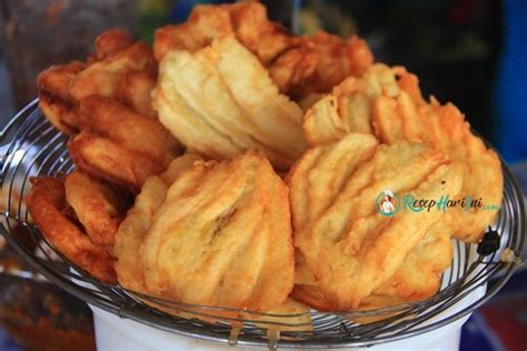 Sambal adalah istilah besar yang dalam kuliner indonesia merujuk pada saus pedas. Pisang Goreng Sambal Terasi - Pisang Goreng Kipas Sambal ...