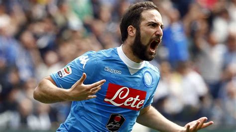 Gonzalo higuain revived juventus' title dream by sinking leaders napoli with his fifth goal in five games against his old club. ¿Gonzalo Higuaín renueva con el Napoli?