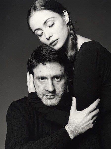 Nelly est la fille d'emmanuelle béart et de l'acteur daniel auteuil. Emmanuelle Béart et Daniel Auteuil | 女優さん, 女優, 雅