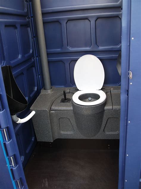 It separates both the solids and the liquids. Mobileklyn 565€ offre Flash cabine toilette mobile ...