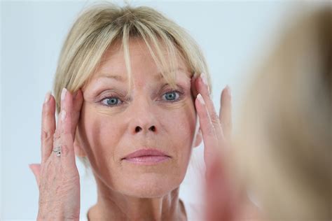 Appliquer en fine couche sur le visage. Comment hydrater sa peau à la ménopause