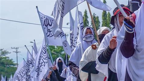 Dengan sikap terbuka terhadap konstitusi negara, kita belajar untuk memahami keberadaan sebagai warga 7. Beda Nasib Hizbut Tahrir di Jerman dan Inggris - kumparan.com