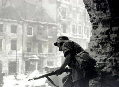 The warsaw uprising was a major world war ii operation, in the summer of 1944, by the polish underground resistance, led by the polish resistance home army, to liberate warsaw from german occupation. Powstanie Warszawskie. Rozwiąż quiz i sprawdź swoją wiedzę