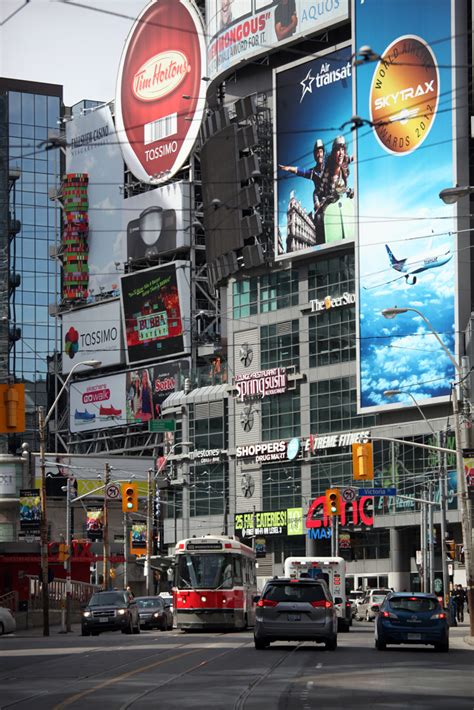 Mode von dundas direkt von den internationalen runways. Dundas Square