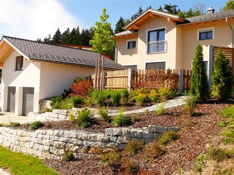 Steinmauer als Blickfang und Sichtschutz im Garten - 40 Ideen