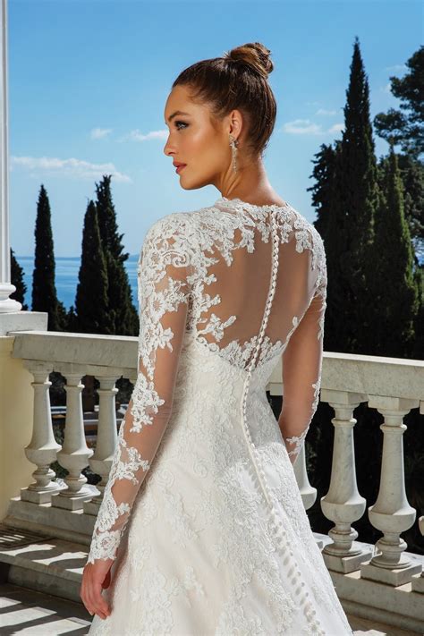 Brautmoden mit spitze für sie zur hochzeit gehen. Brautkleid in A-Linie mit Spitze, Illusion-Ausschnitt ...