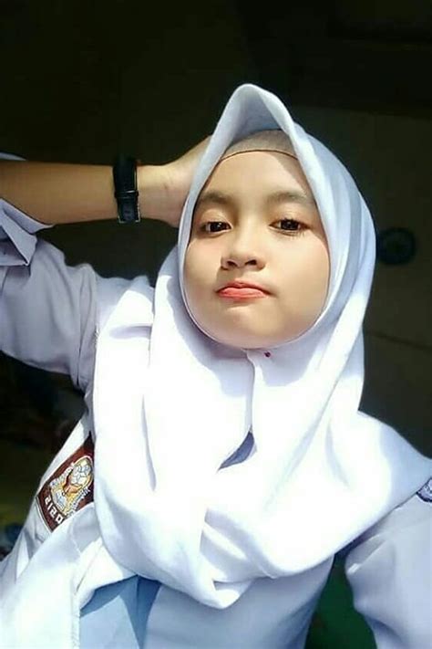 Berikut ini beberapa foto cewek cantik berhijab yang bisa kamu gunakan sebagai wallpaper hp atau pc supaya lebih semangat setiap harinya. Kumpulan Foto Siswi SMA Pakai Hijab yang Cantik Dan Manis - Dzargon