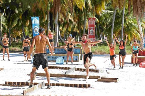 Following the premise of other versions of the format, the program features a group of contestants who are marooned in an isolated island location, where they must provide food, water, fire. Eliminare cu cantec la „Survivor Romania" - KFetele