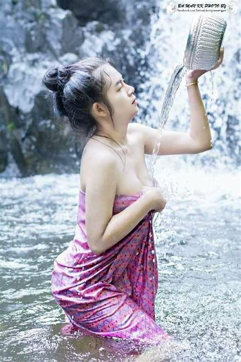 Dirinya memakai kemben hitam senada dengan bawahannya yang seksi. Galeri Foto Model Seksi Pakai Kemben 6 - Minami