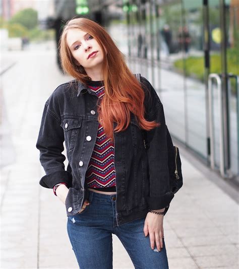 Ich heisse valentina pahde, bin 18 jahre alt und lebe in münchen. Outfit: schwarze oversized BDG Jeansjacke von Urban ...