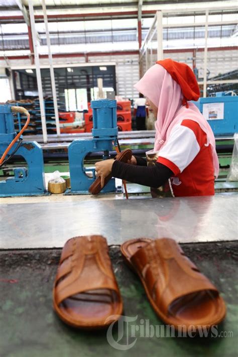 Sepatu lari eagle menjadi salah satu sepatu yang diminati masyarakat terutama harganya yang murah. Pabrik Sepatu Bata, Foto 2 #1598794 - Tribunnews.com